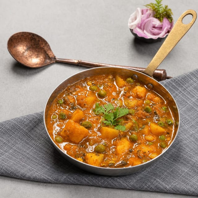 Aloo Mutter / Matar (Potatoes and Green Peas).